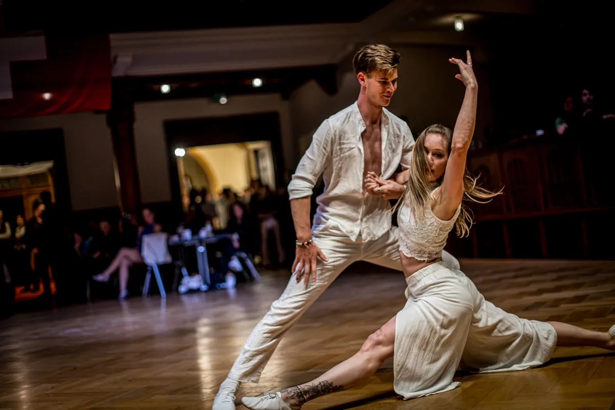 Mario Hürlimann ist erst 27 Jahre alt und neben seinem Maurerberuf professioneller Tänzer. Ein junges Paar Tanz in einem Raum.